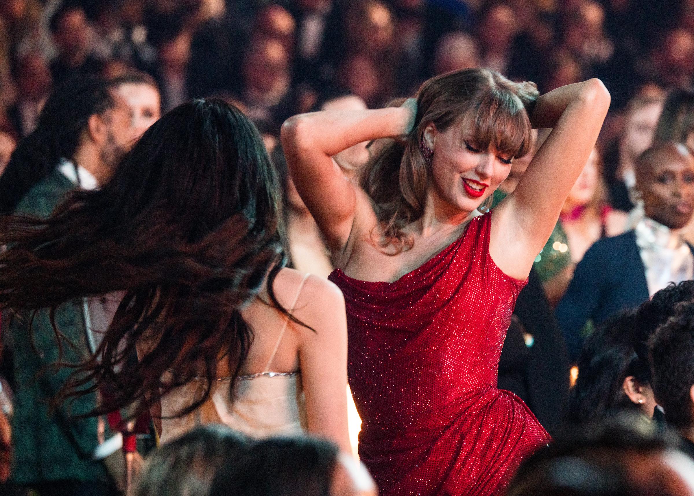 Taylor Swift is seen dancing at the 67th Annual Grammy Awards. | Source: Getty Images