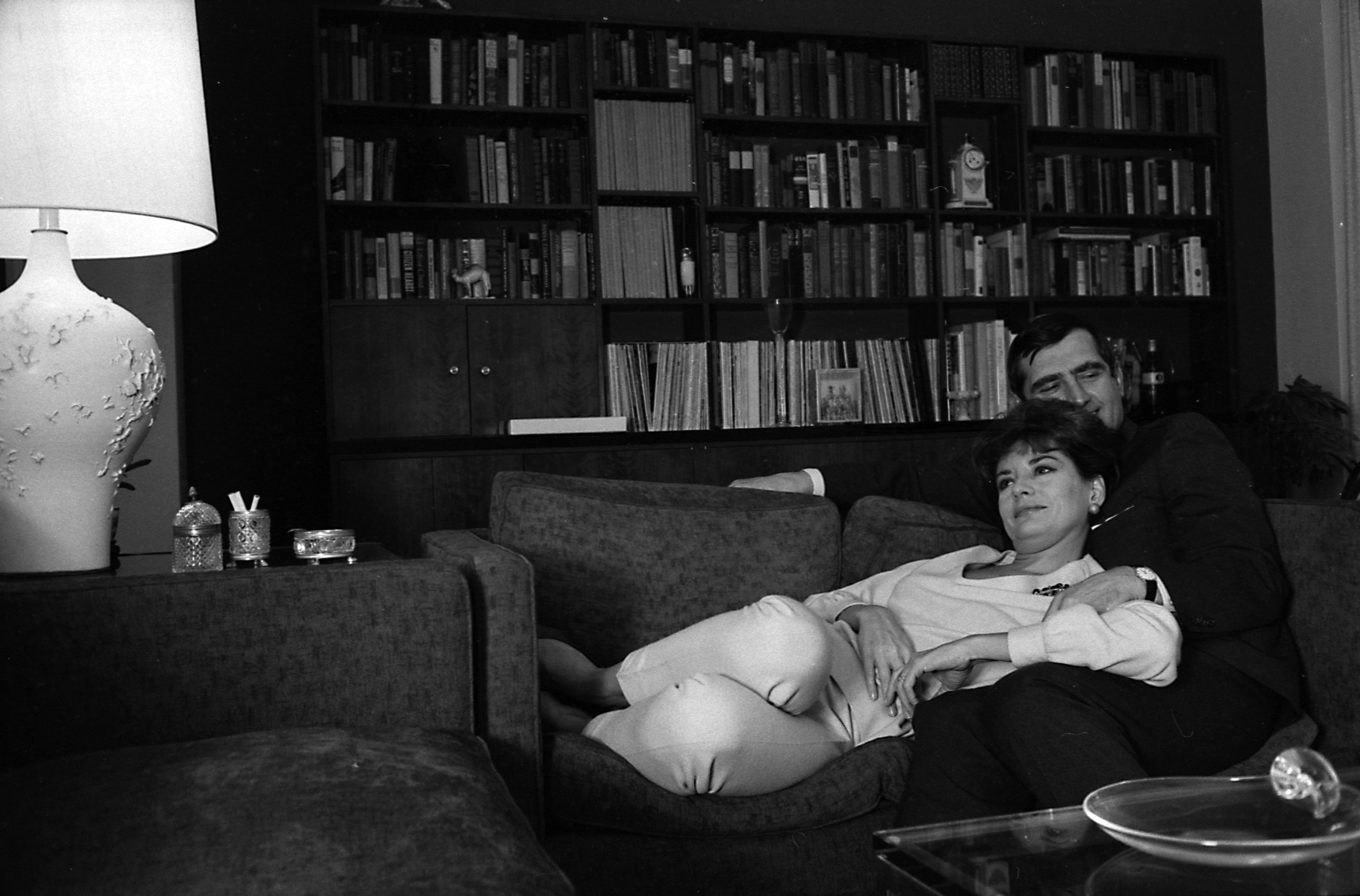 Barbara Walters and her husband, businessman Lee Guber, pictured on a couch at home in 1966, New York. / Source: Getty Images
