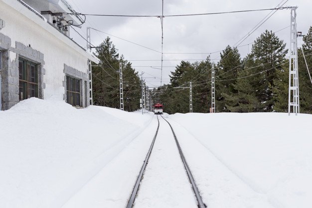 Estación de trenes cubierta por la nieve. │Foto: Freepik
