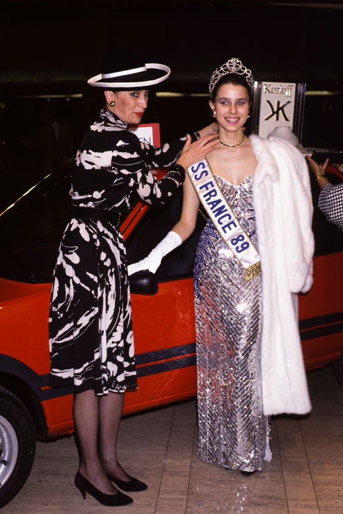 Geneviève de Fontenay et Peggy Zlotkowski lors de l'élection de Miss France 1989 à Saint-Denis en décembre 1988, France. | Photo : Getty Images.