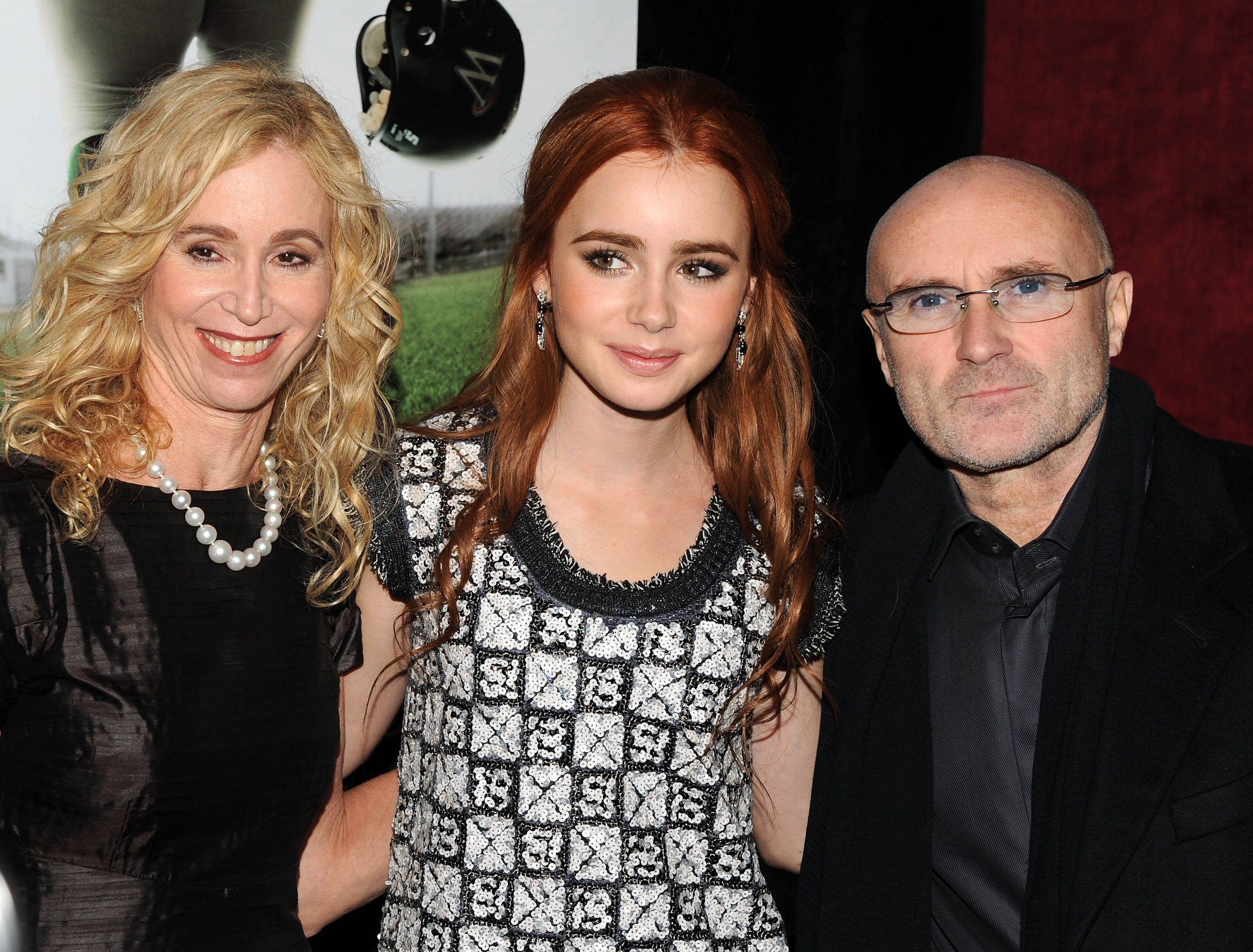 L-R) Jill Collins, actress Lily Collins and musician Phil Collins attend the premiere of "The Blind Side" at the Ziegfeld Theatre on November 17, 2009, in New York City. | Source: Getty Images