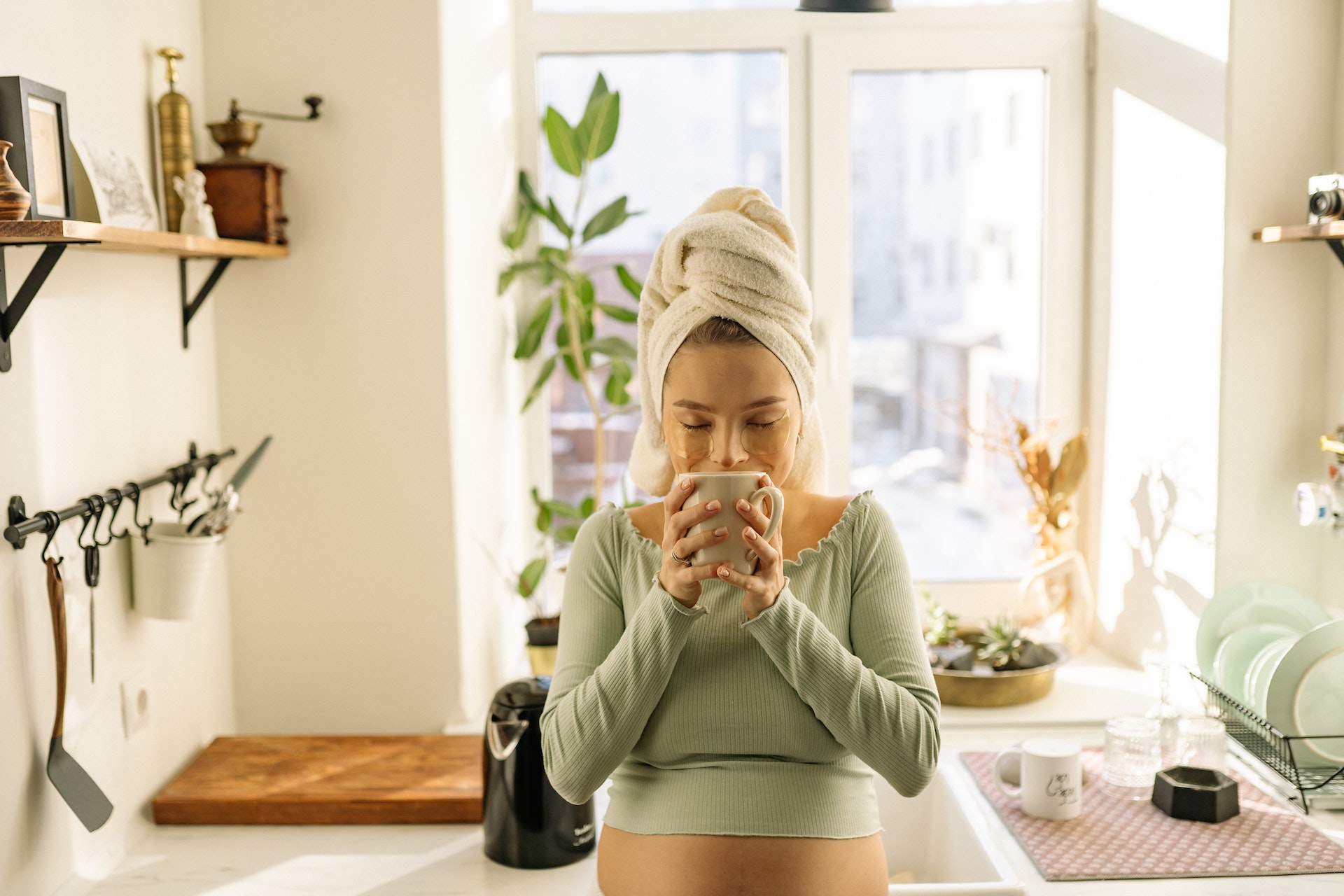 A pregnant woman smelling a cup | Source: Pexels