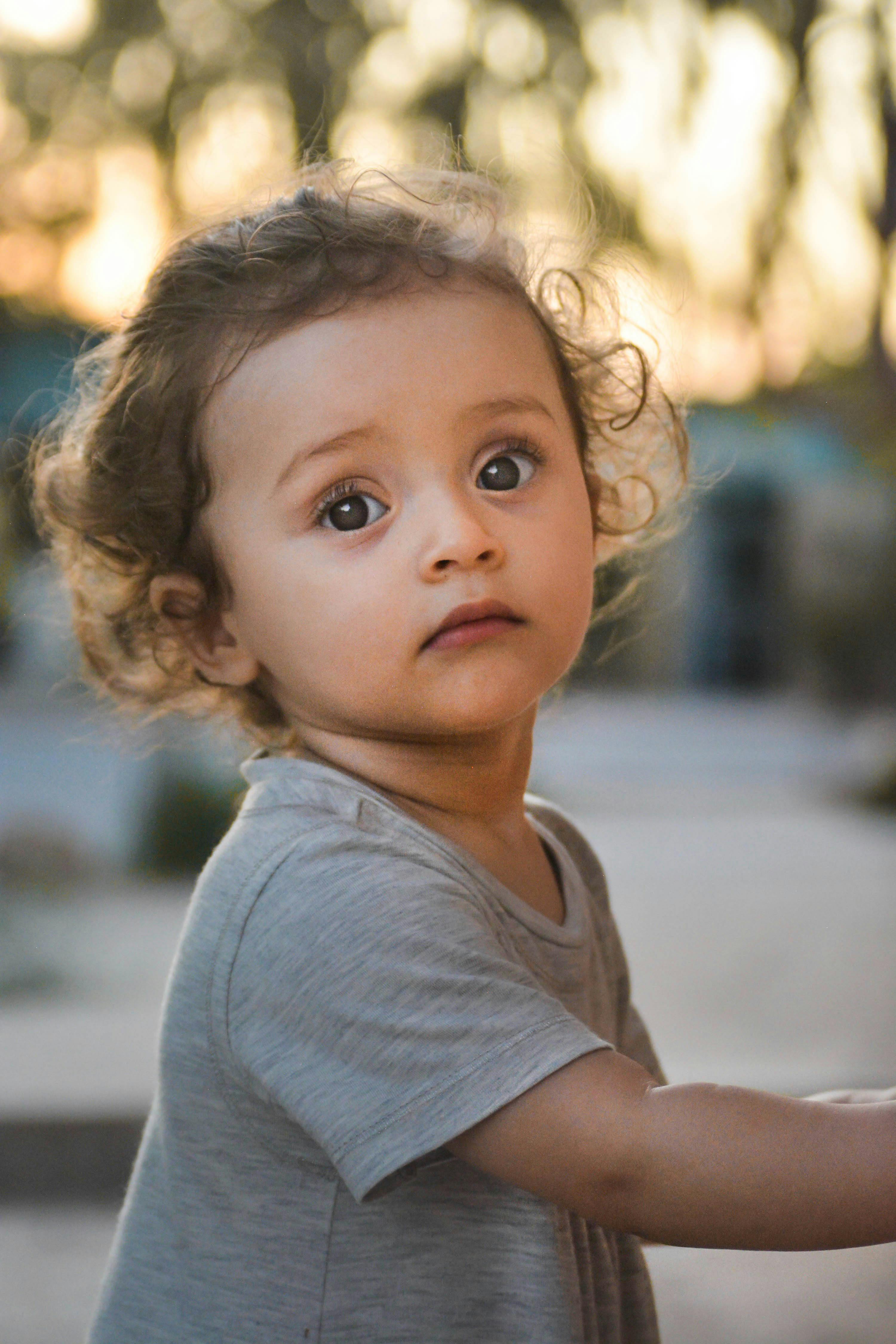 A little girl with curly hair | Source: Pexels