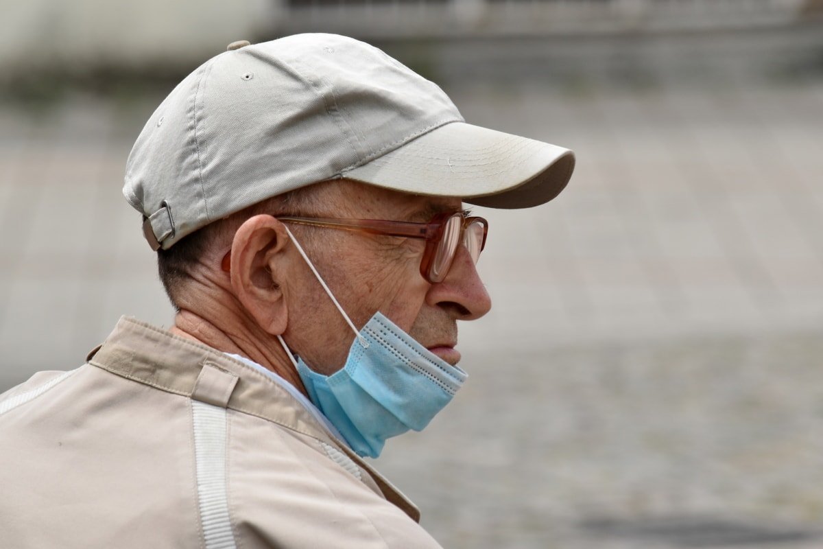 Anciano usando una mascarilla de protección facial para protegerse del COVID-19. | Foto: Pixnio Anciano usando una mascarilla de protección facial para protegerse del COVID-19. | Foto: Pixnio