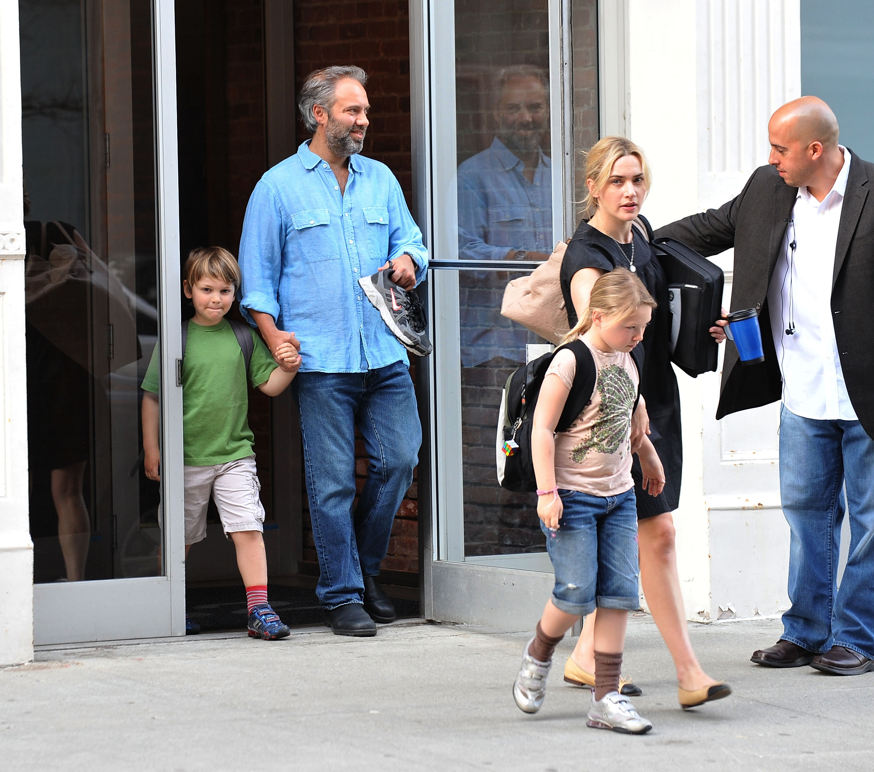 Sam Mendes, Kate Winslet und ihre Kinder werden am 8. April 2010 in New York City auf den Straßen von Manhattan gesehen. | Quelle: Getty Images