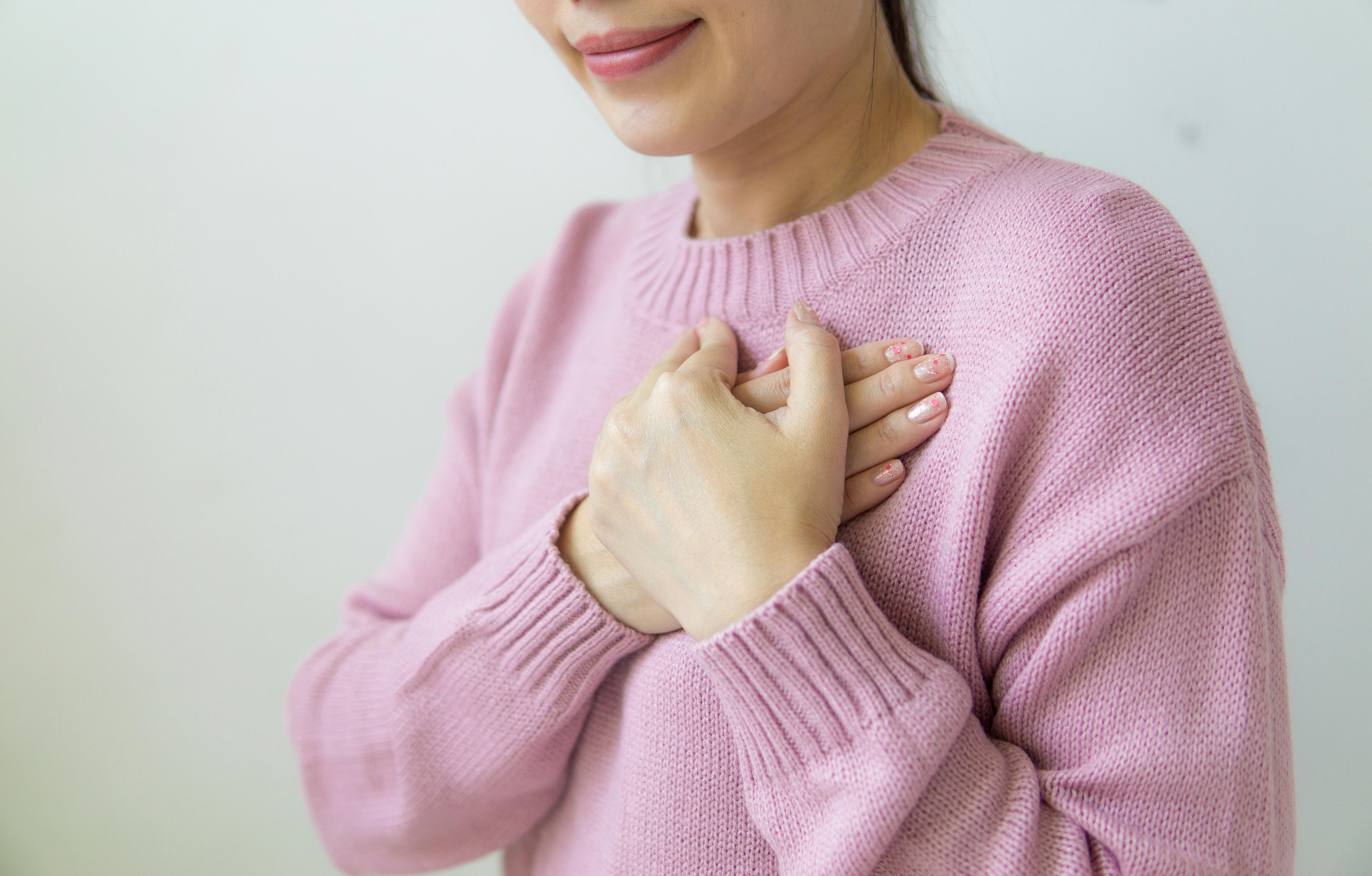 A woman clutching her chest | Source: Pexels