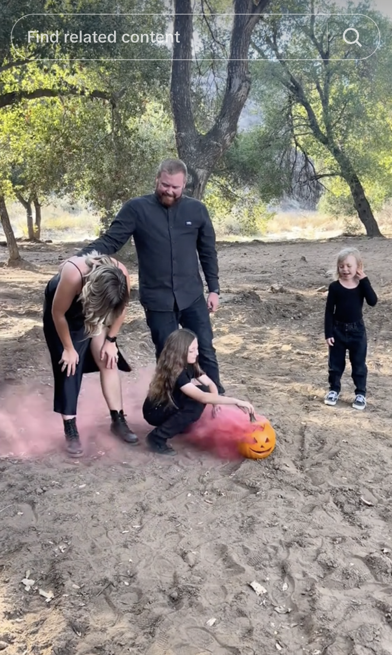 Kendra Evens with her husband and daughters, dated September 17, 2023. | Source: tiktok.com/@dailydoseofmygirlgang