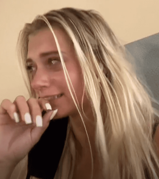 In a viral video a woman bursts into tears as she shows viewers her father who was on life support in the hospital | Photo: TikTok/nikki.neisler