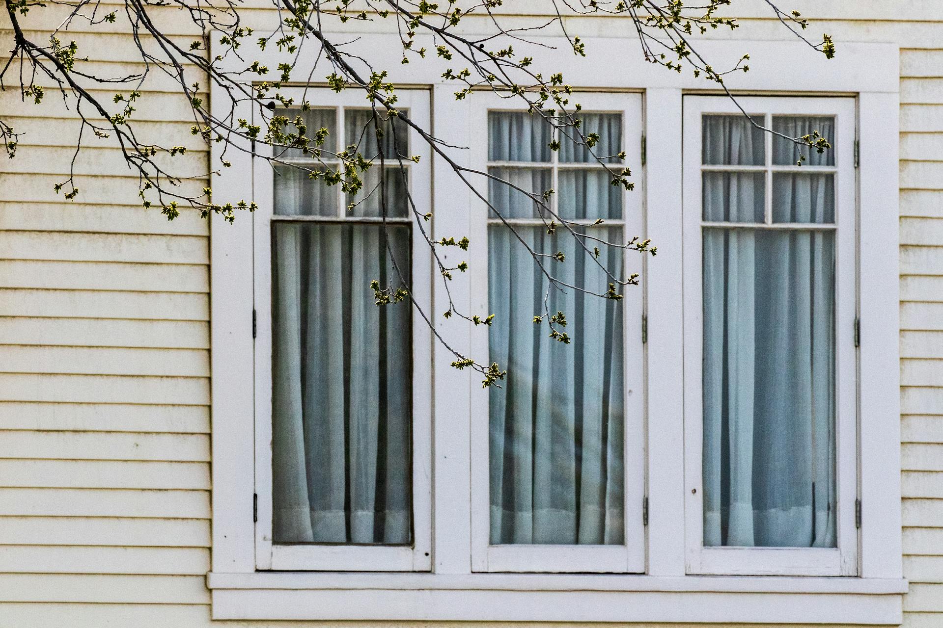 Windows of a house | Source: Pexels