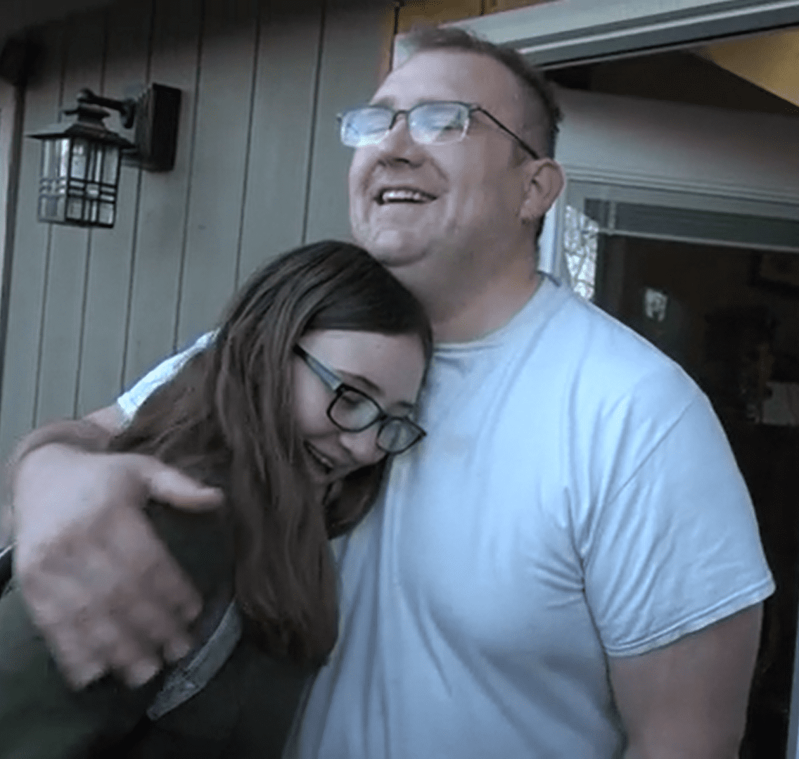 Emily legte ihren Kopf auf die Brust ihres Vaters, nachdem sie ihm die gute Nachricht überbracht hatte. | Quelle: Youtube.com/East Idaho News