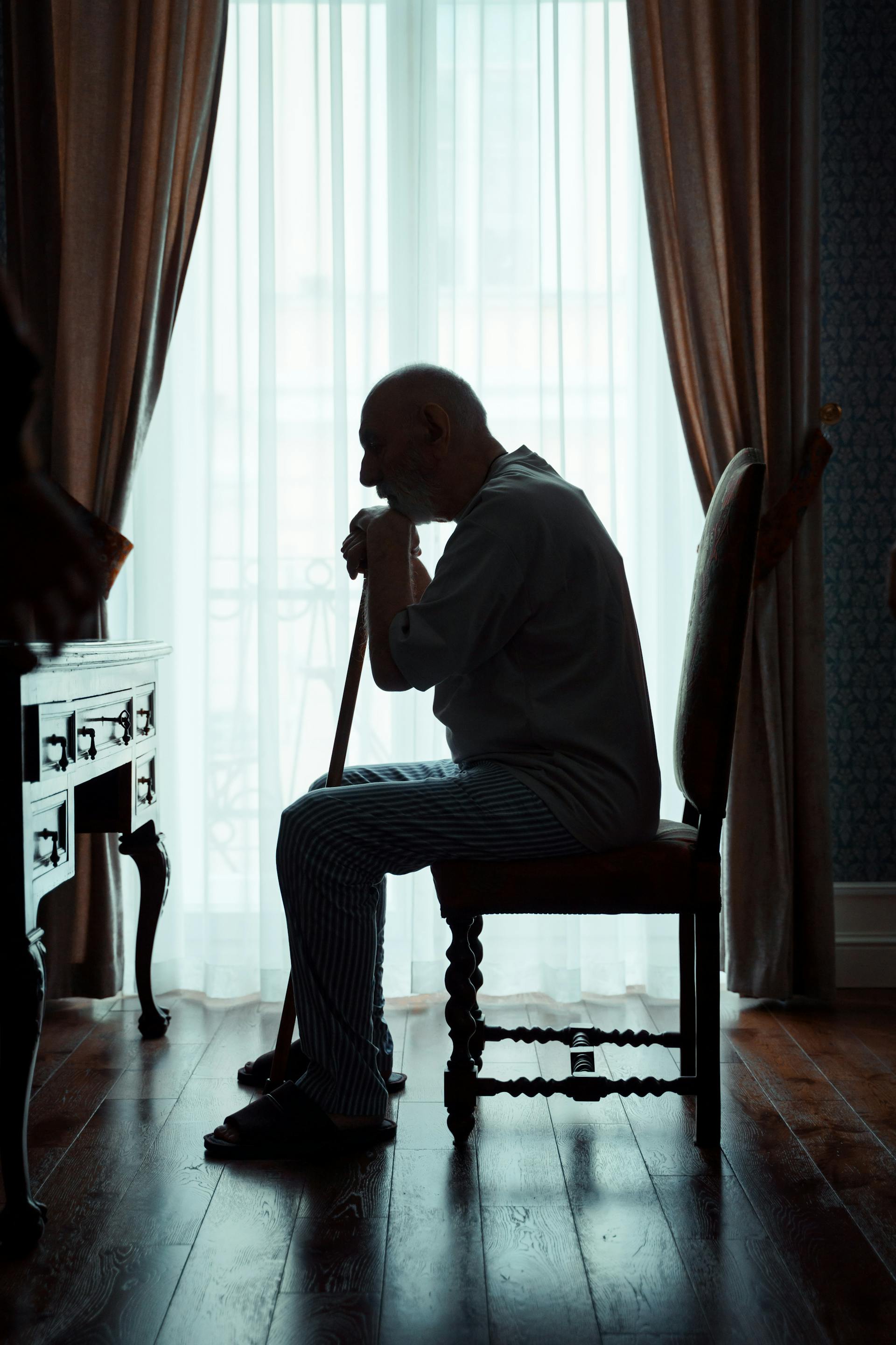 A sad old man sitting on a chair | Source: Pexels