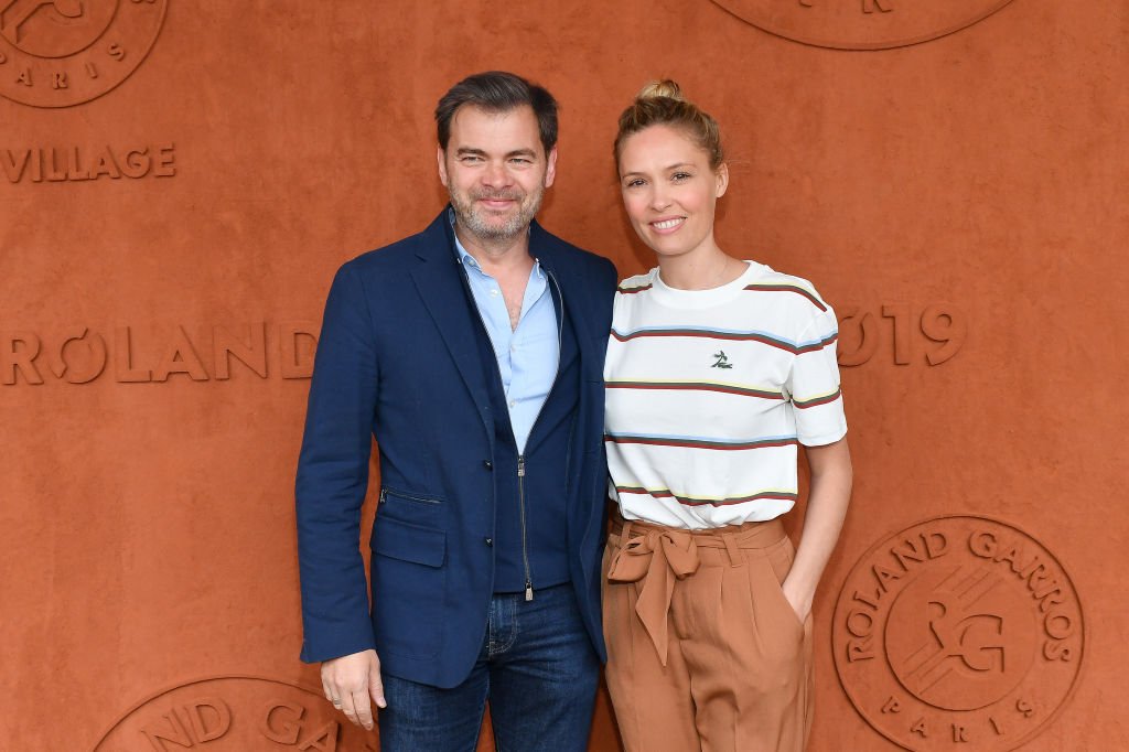 Clovis Cornillac et Lilou Fogli assister à l'Open de Tennis de France 2019 - Quinzième jour à Roland Garros le 09 juin 2019 à Paris, France. | Photo : Getty Images.
