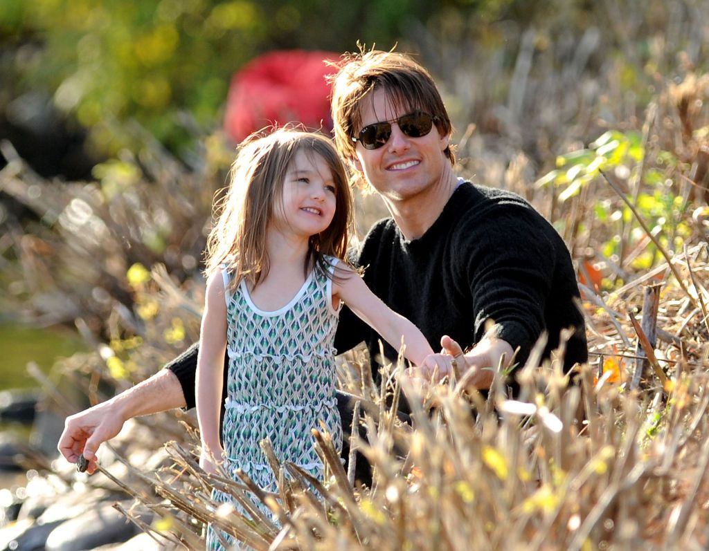 Suri Cruise y su padre Tom visitan la cuenca del río Charles el 10 de octubre de 2009 en Cambridge, Massachusetts. | Foto: Getty Images