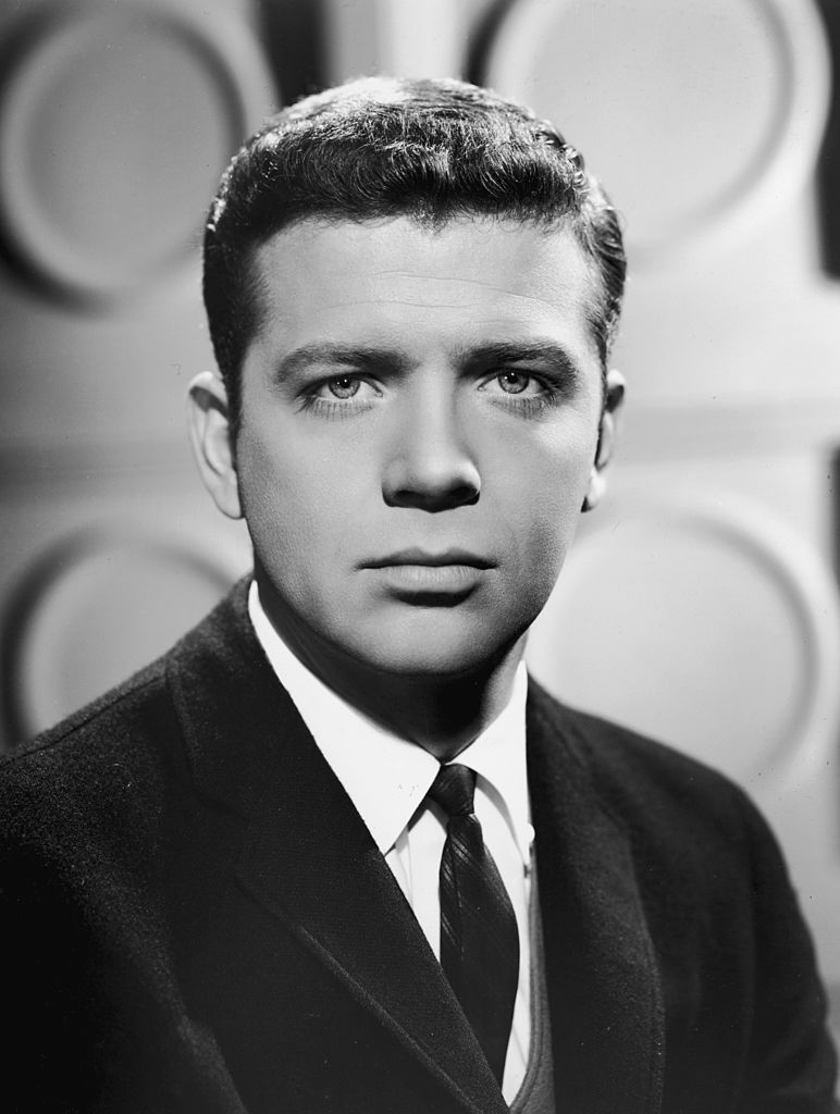 American actor Robert Reed (1932-1992) in a promotional portrait for the TV series 'The Defenders,' 1961. | Photo: Getty Images