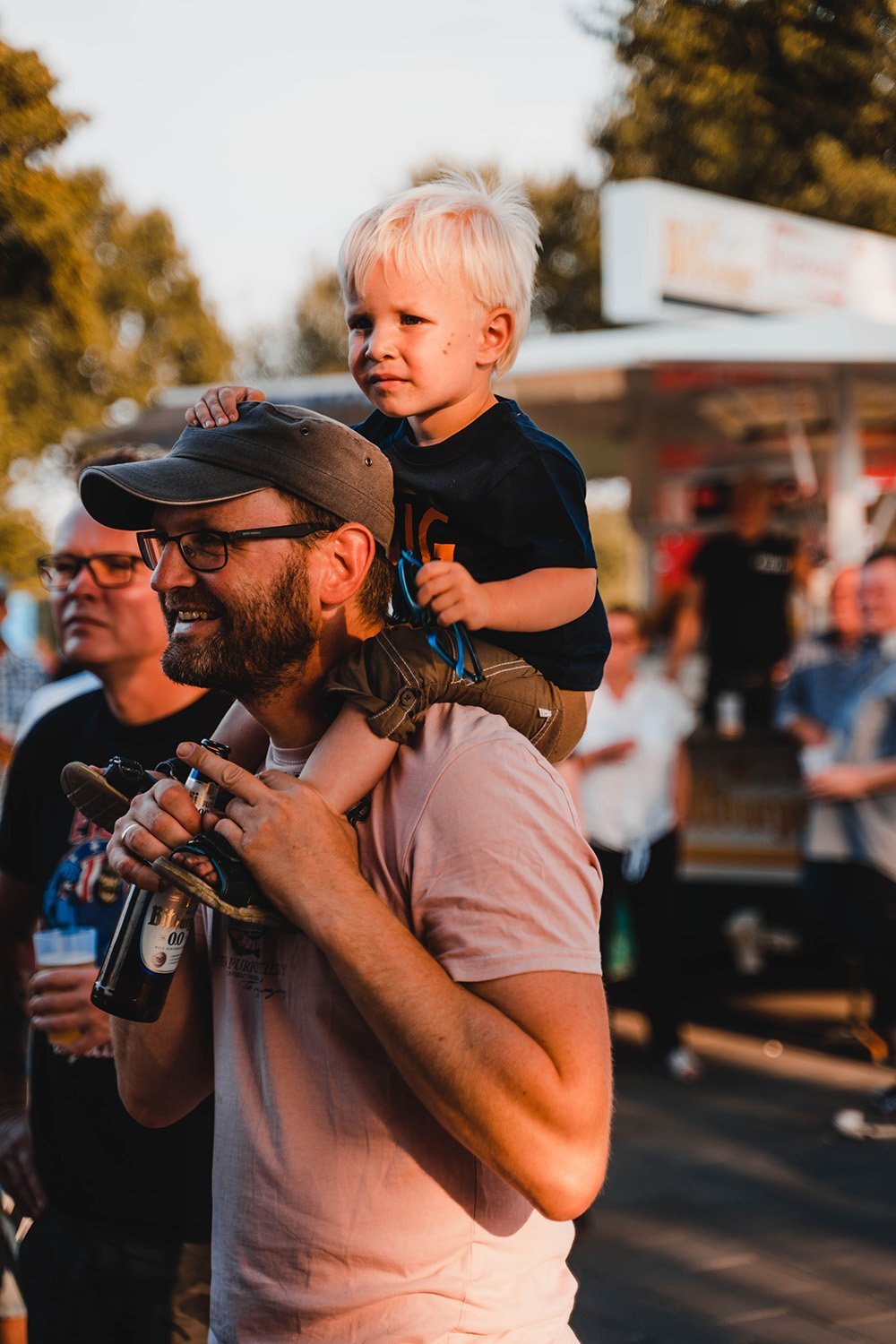 Father with his child on his shoulders. I Image: Pexels.