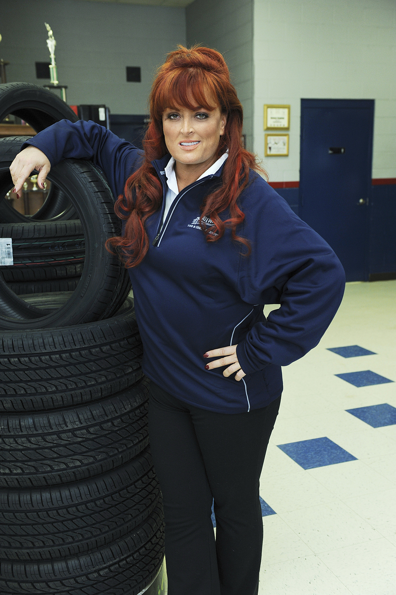 Wynonna Judd selling tires for the hidden camera show "I Get That A Lot" on April 10, 2010. | Source: Getty Images