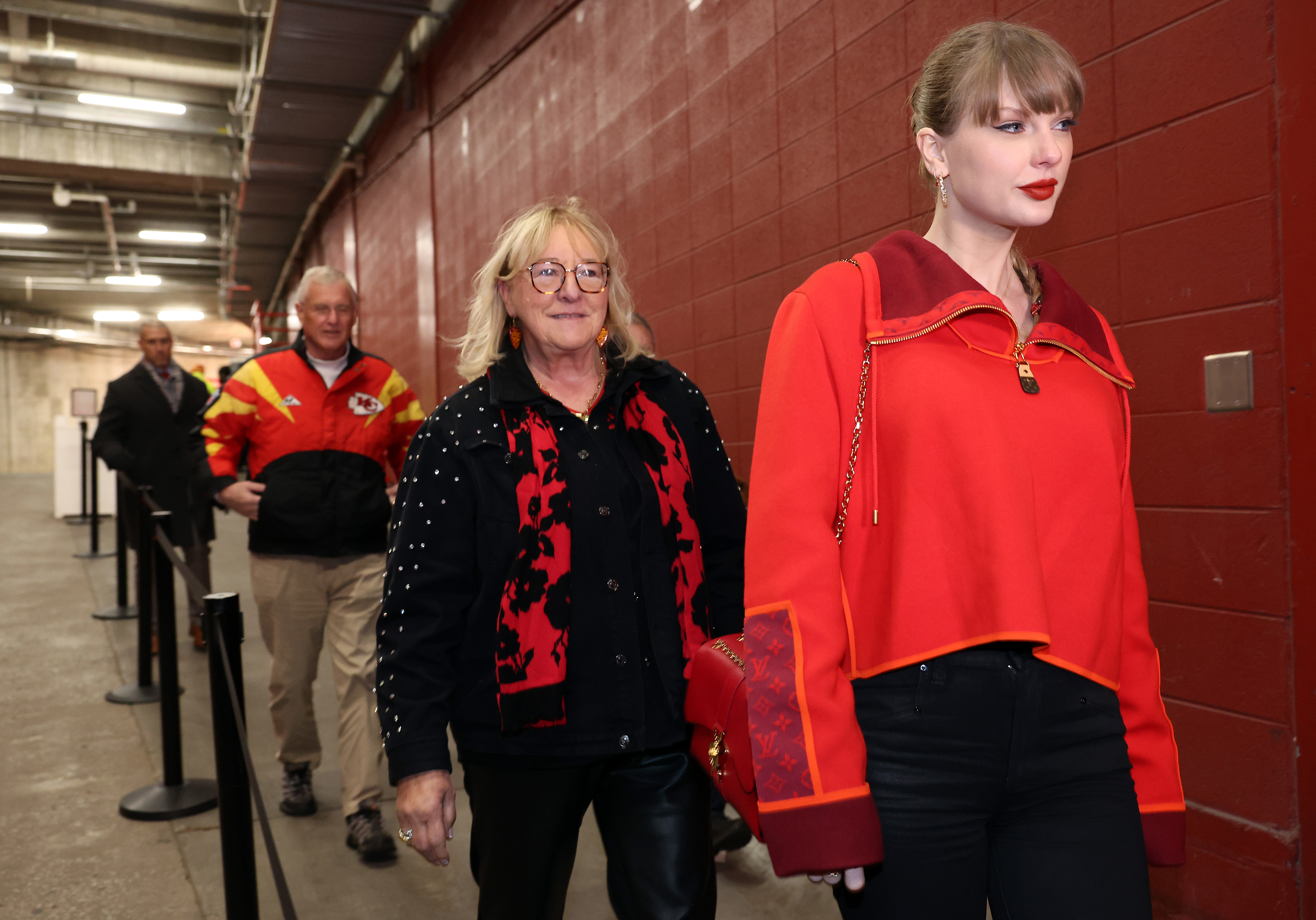 Scott and Taylor Swift with Donna Kelce. | Source: Getty Images