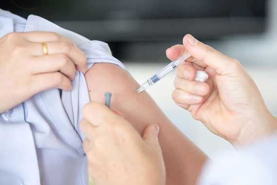 Une Femme qui reçoit son vaccin contre la covid-19 | Photo : Getty Image