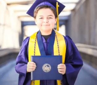 Jack Rico con su traje de graduación. | Foto: YouTube / Primer Impacto Jack Rico con su traje de graduación. | Foto: YouTube / Primer Impacto