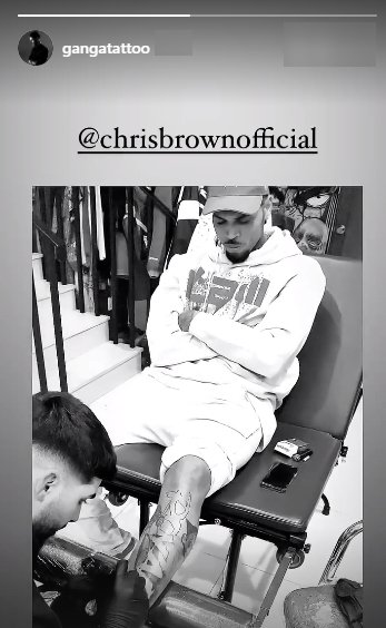 Chris Brown during his visit to the tattoo parlor  | Photo: Instagram.com/gangatatoo