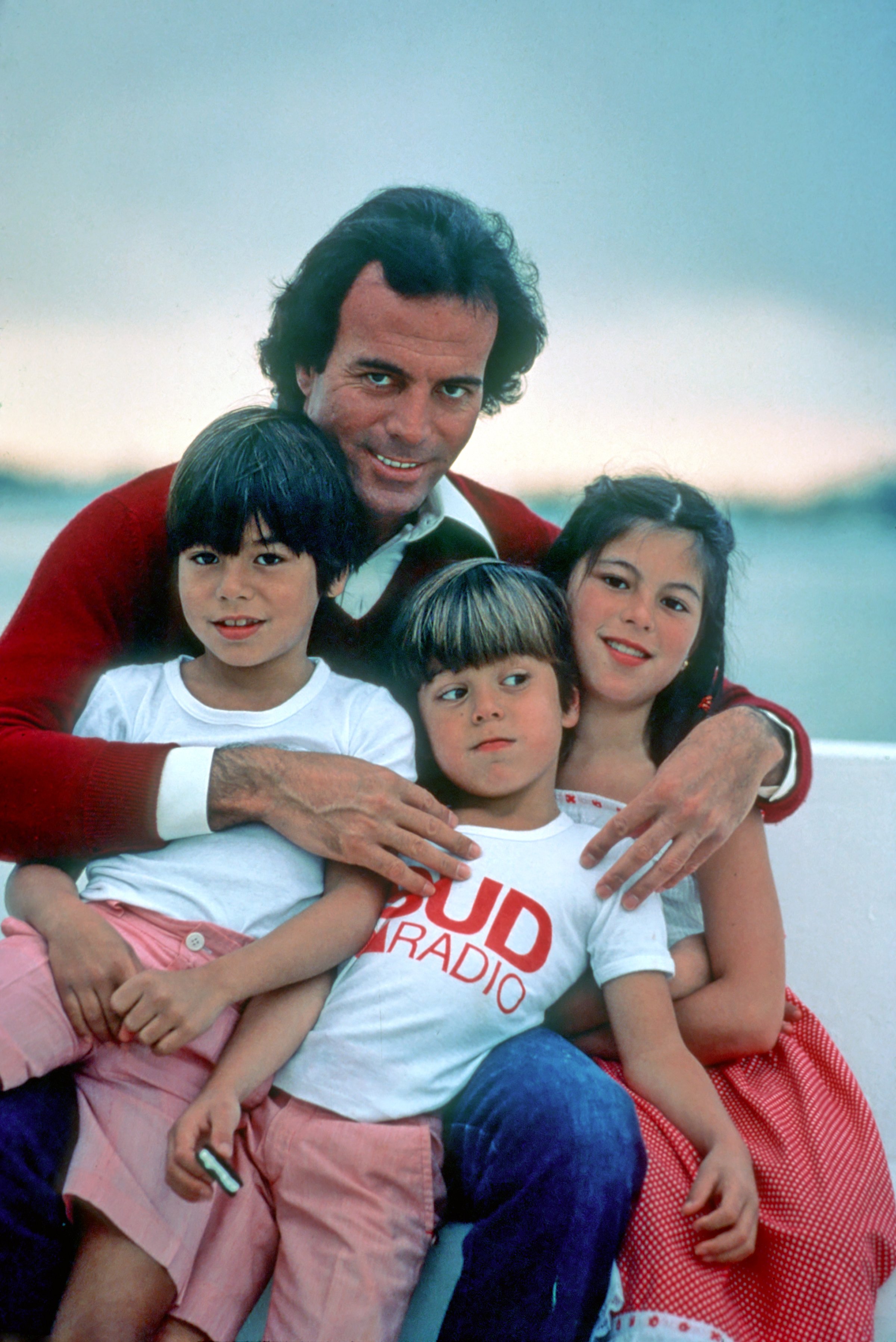 Foto de archivo de Julio Iglesias rodeado de niños, c. 1980. | Foto: Getty Images