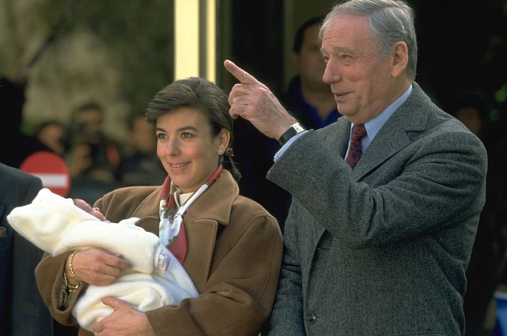 L'acteur et chanteur français d'origine italienne Yves Montand, sa seconde épouse Carole Amiel et son unique enfant Valentin. | Photo : Getty Images