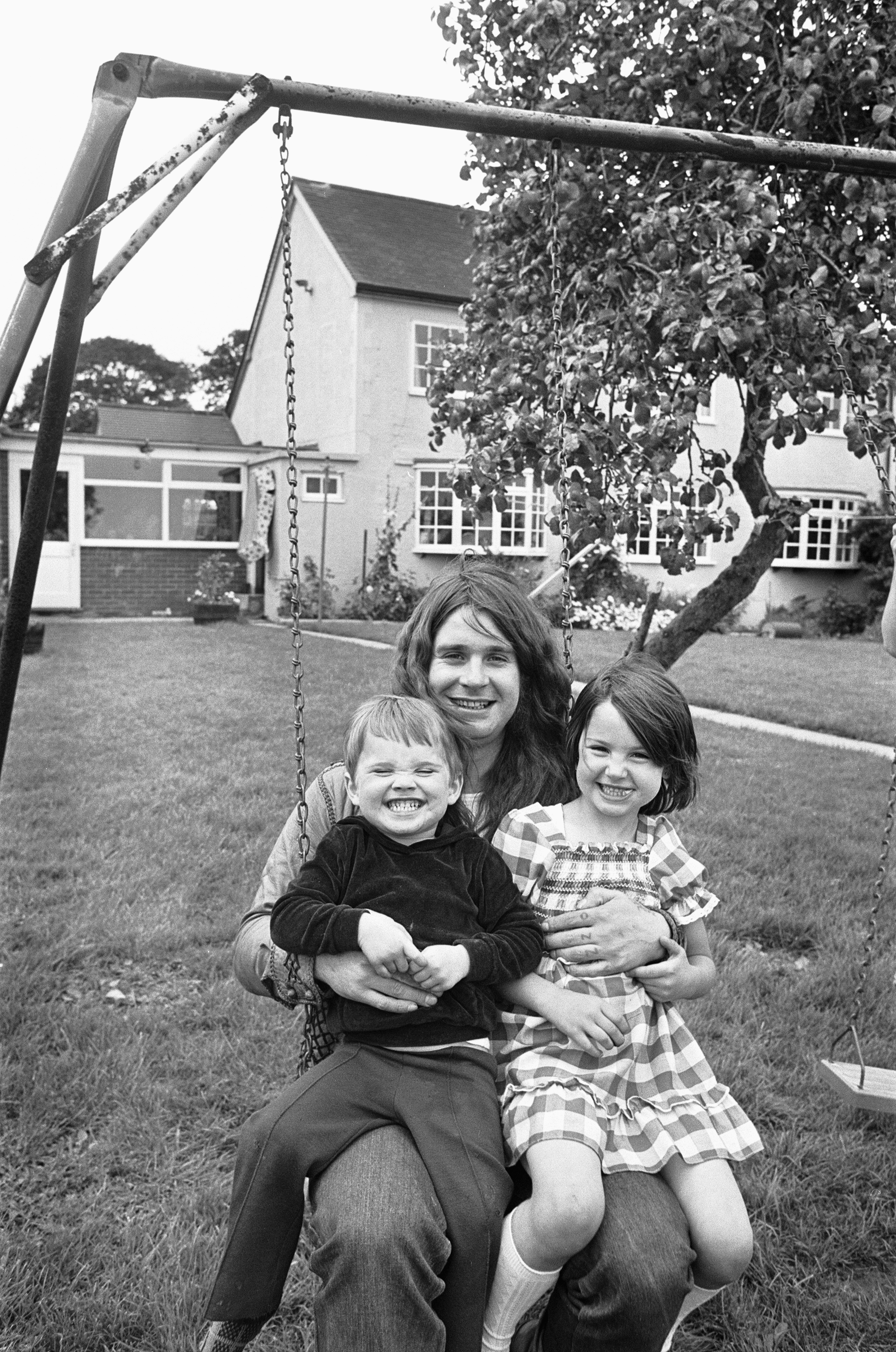 Ozzy Osbourne hugs his children Jessica and Louis, August 19, 1978. | Source: Getty Images