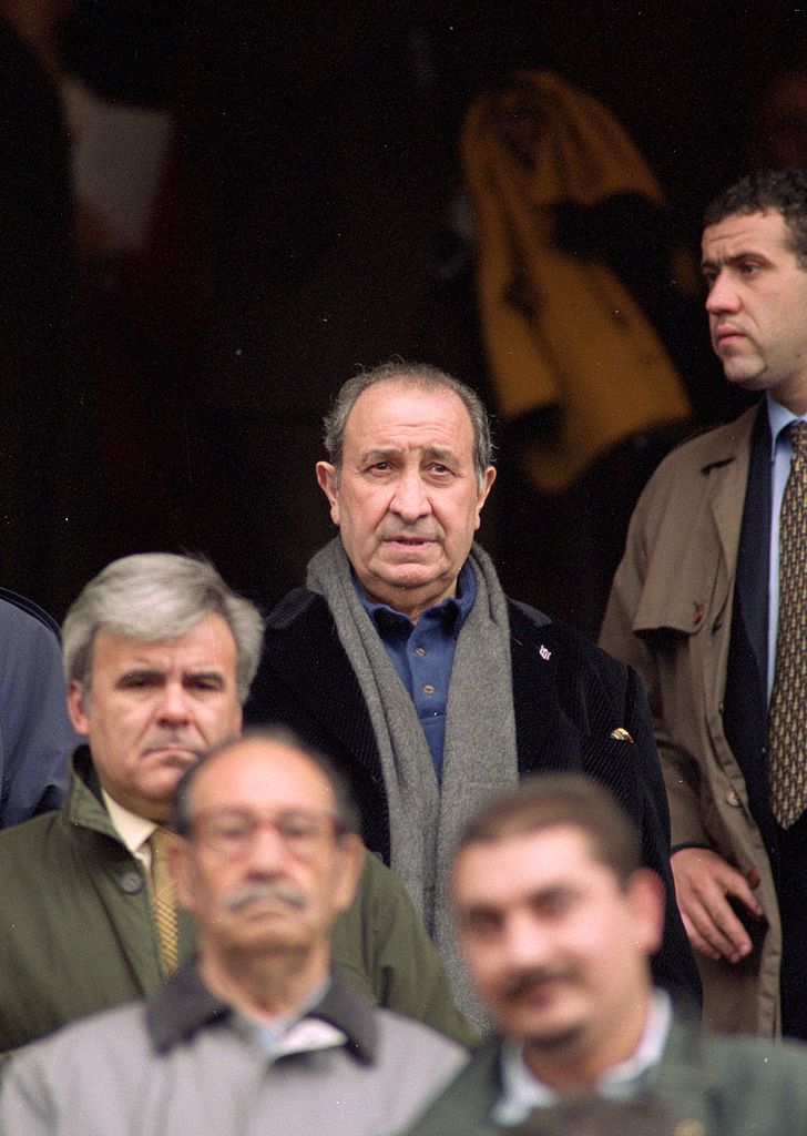 El presidente del Atlético de Madrid, Jesús Gil, durante el partido de Primera Liga contra el Málaga en el año 2000. Foto: Nuno Correia /Allsport UK / Allsport / Getty Images |