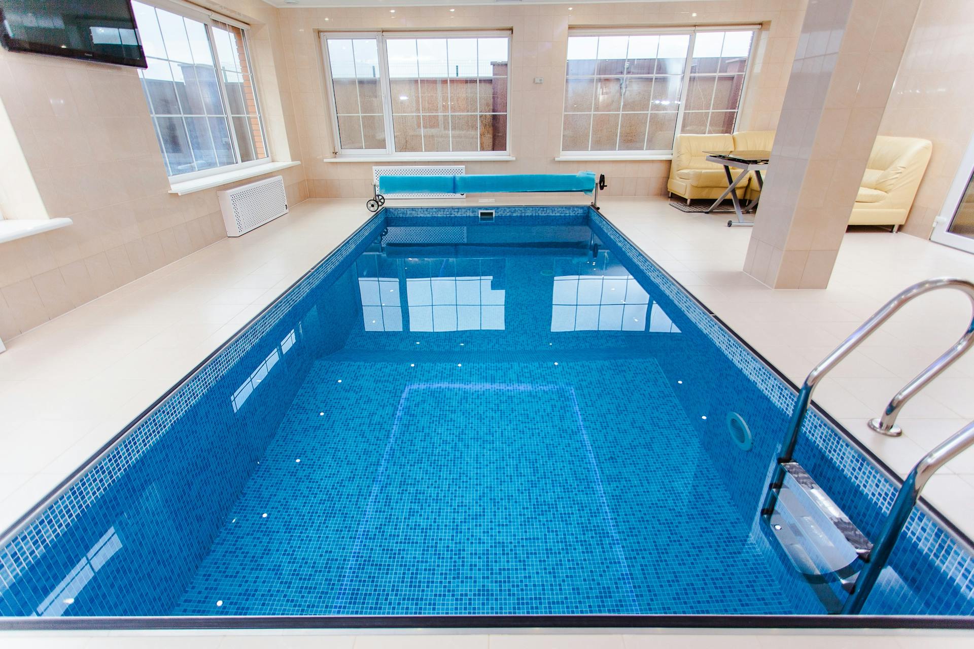 An indoor swimming pool | Source: Pexels