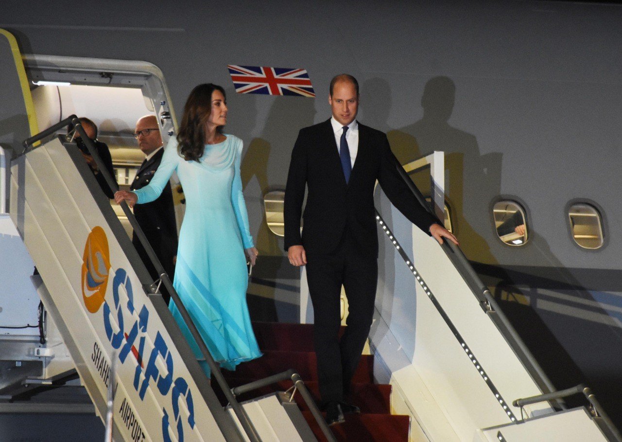 El príncipe William y su esposa Kate Middleton llegan a la base aérea de Nur Khan en Rawalpindi, Pakistán, el 14 de octubre de 2019. | Foto: Getty Images