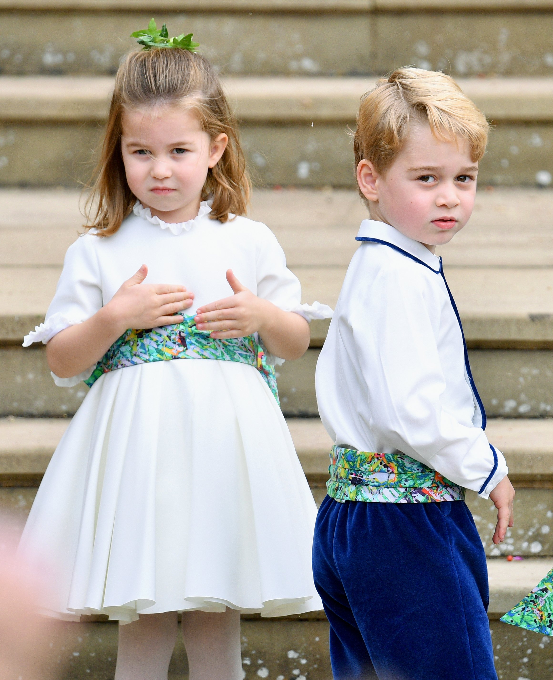 Prinzessin Charlotte von Cambridge und Prinz George von Cambridge nehmen an der Hochzeit von Prinzessin Eugenie von York und Jack Brooksbank in der St. George's Chapel am 12. Oktober 2018 in Windsor, England teil. | Quelle: Getty Images