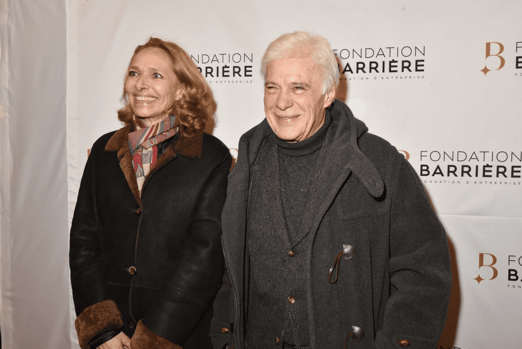 PARIS, FRANCE - 06 MARS : Guy Bedos et sa compagne Joëlle Bercot assistent à la première de "Monsieur et Madame Adelman" à l'Elysée Biarritz le 6 mars à Paris, France. | Photo : Getty Images	