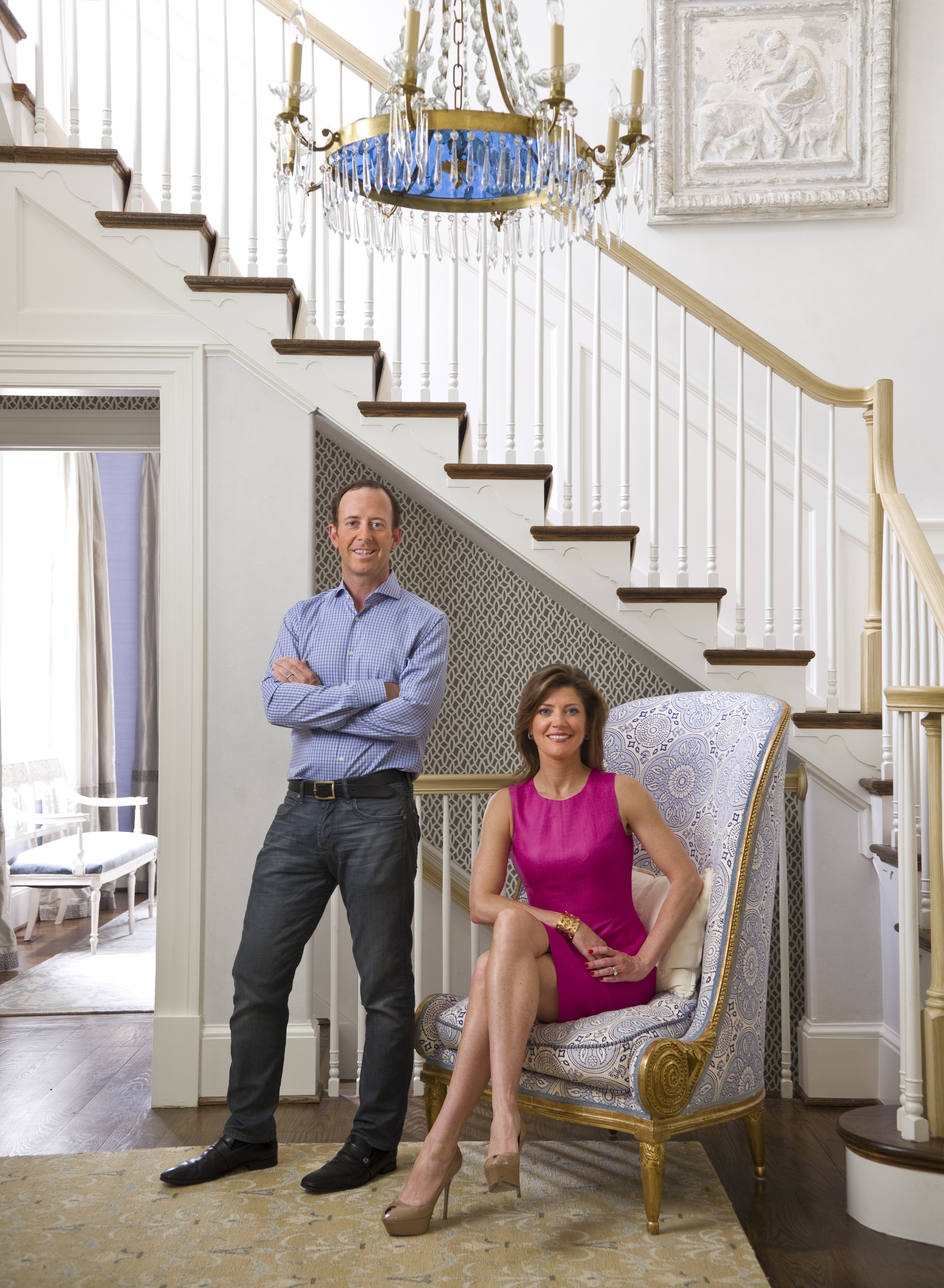 Geoff Tracy and Norah O'Donnell posing in their Wesley Heights home. | Photo: Getty Images