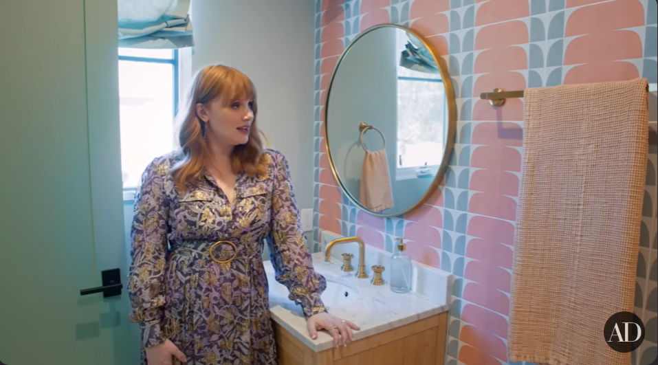 Bryce Dallas Howard's guest bedroom in her Los Angeles home from a video dated June 7, 2022 | Source: youtube.com/@Archdigest