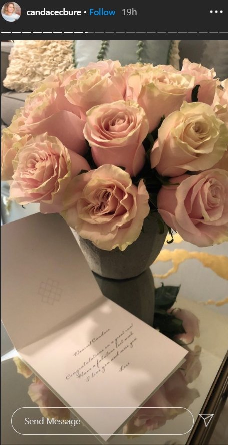 A flower bouqet and a congratulatory note sent by Lori Loughlin to friend, Candace Cameron Bure. | Photo: Instagram/candacecbrue