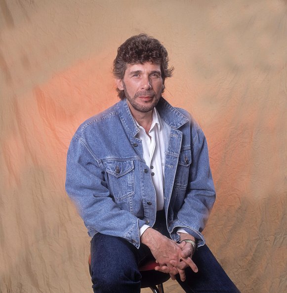 Singer Eddie Rabbitt suffered a terrible loss, the death of his son, which left him devastated before his death. | Photo: Getty Images
