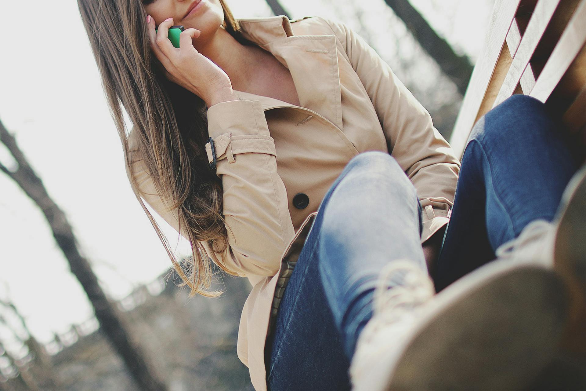 An excited woman talking on the phone | Source: Pexels