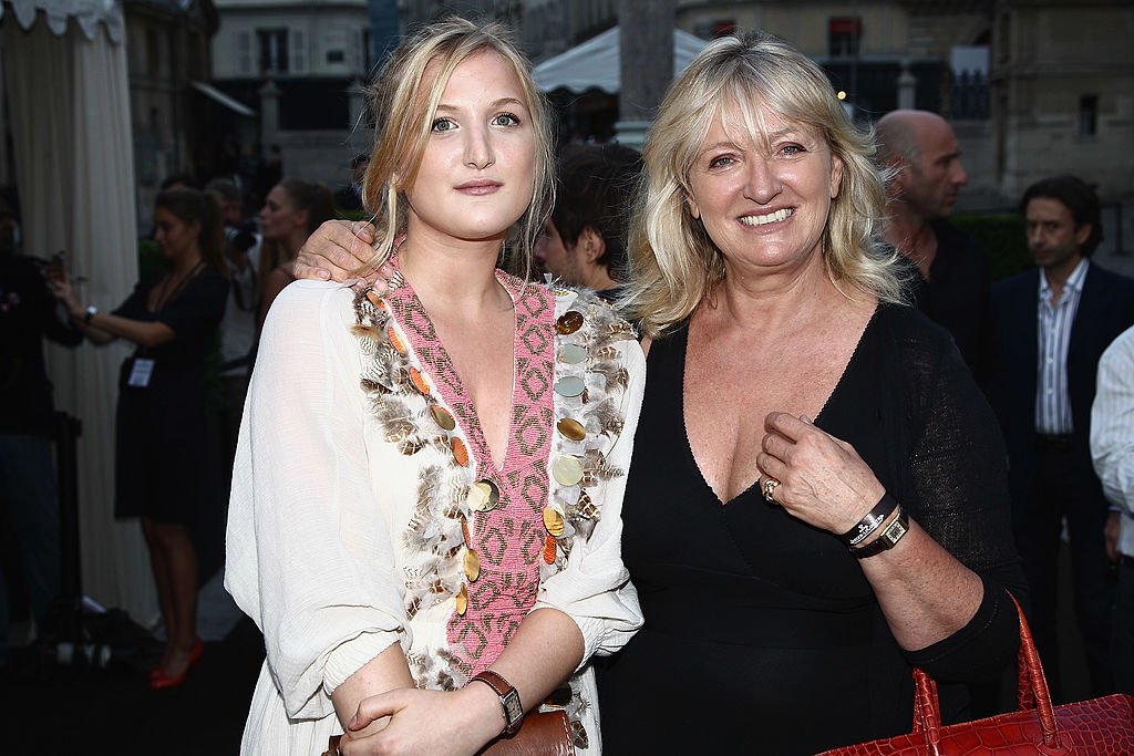 Charlotte de Turckheim et sa fille assistent au 80e anniversaire de Jaeger-LeCoultre Reverso aux Beaux-Arts de Paris le 28 juin 2011 à Paris, France. | Photo : Getty Images