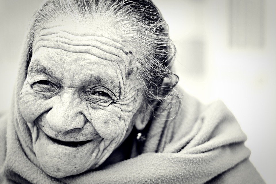 A portrait of a happy, elderly woman. | Photo: Pixabay