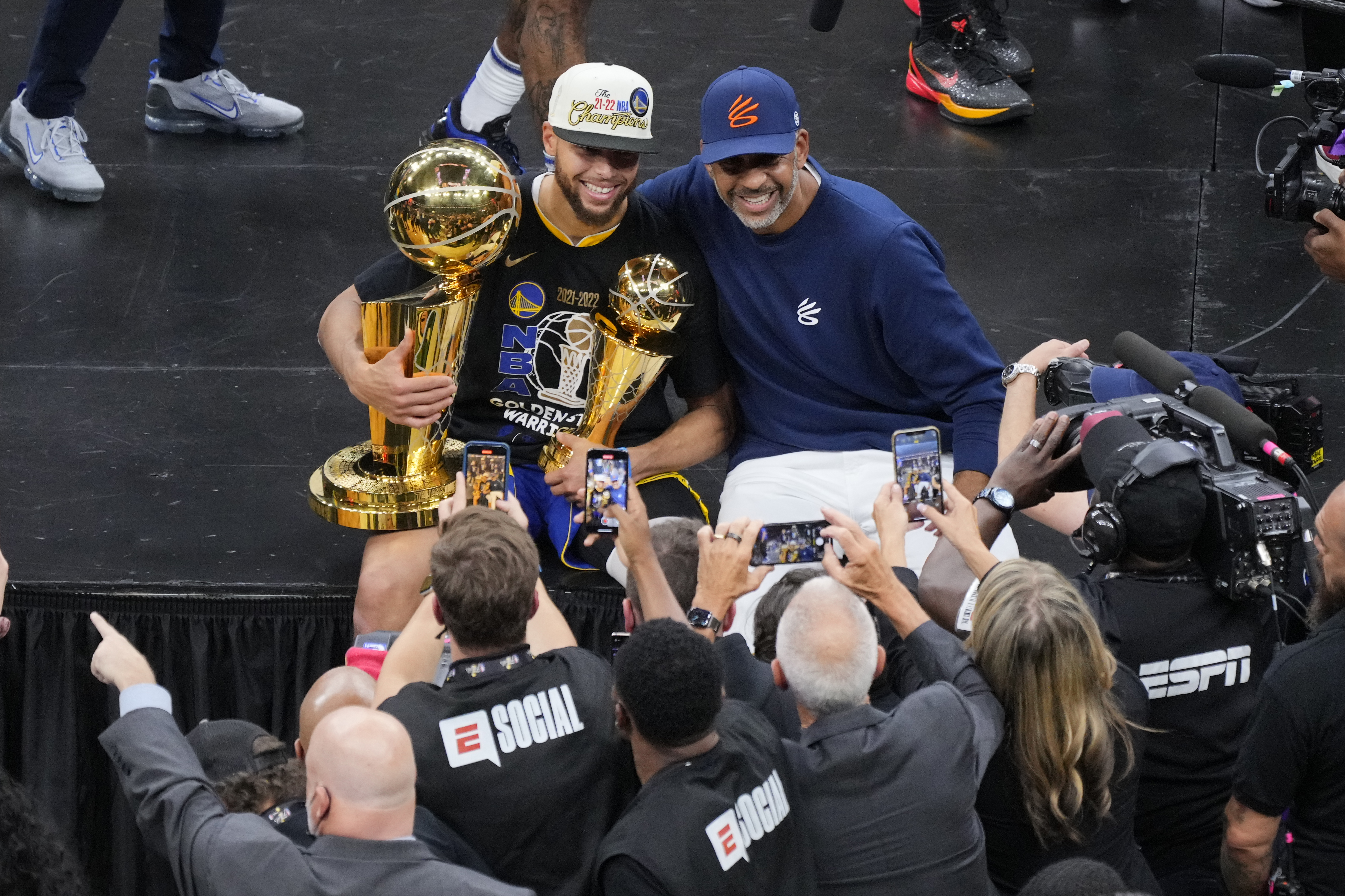 Stephen Curry celebrating with his dad Wardell Curry after winning game six of the 2022 NBA Finals on June 16, 2022, in Boston, Massachusetts. | Source: Getty Images