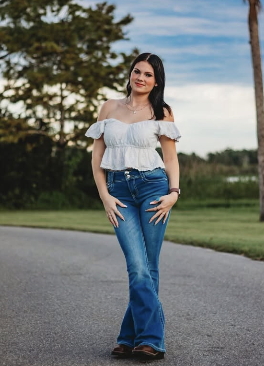 One of Anna Kepner's senior portraits posted on her Instagram on October 2, 2025. | Source: Instagram/anna.kepner16