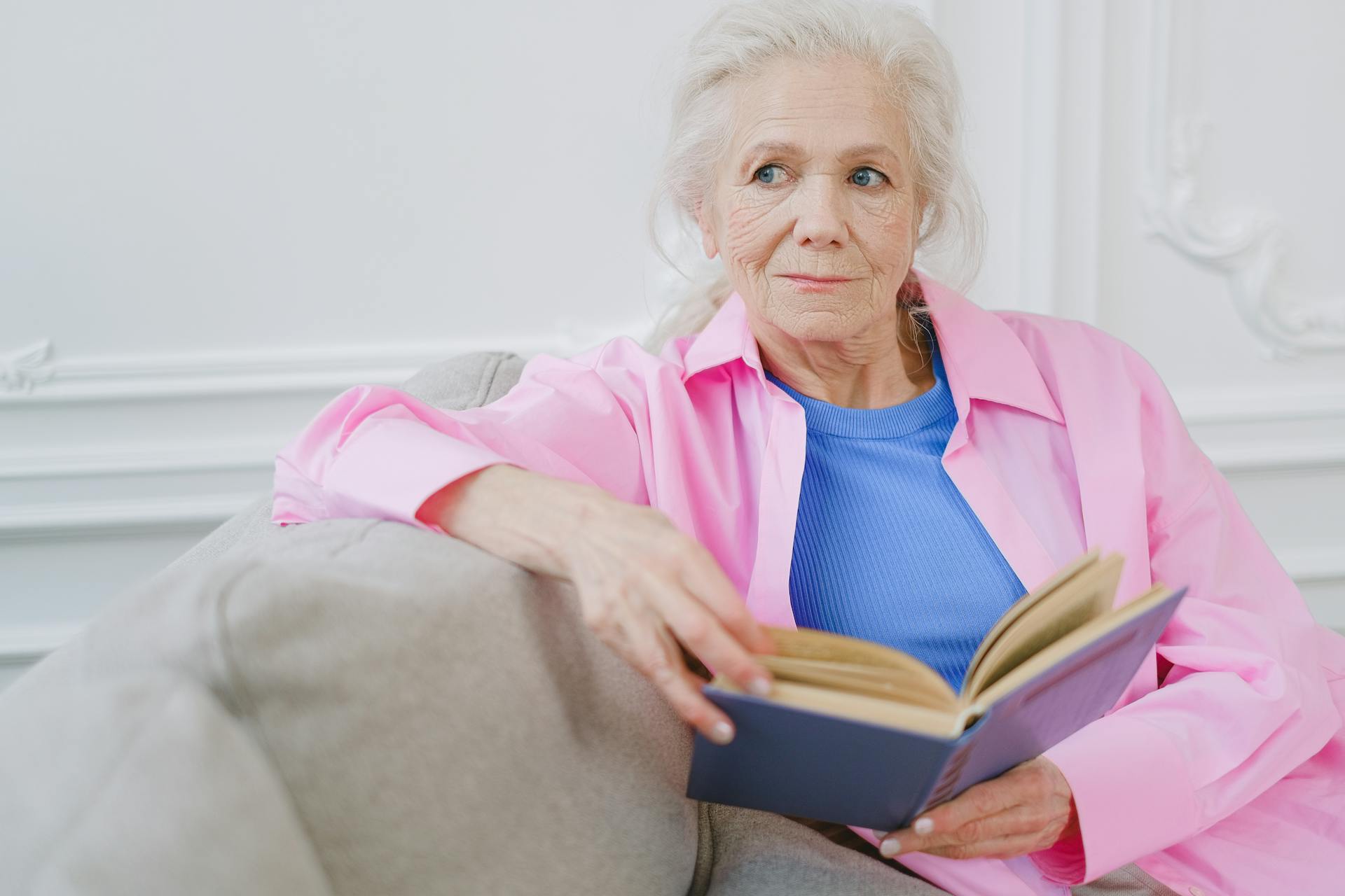 An older woman holding a book | Source: Pexels