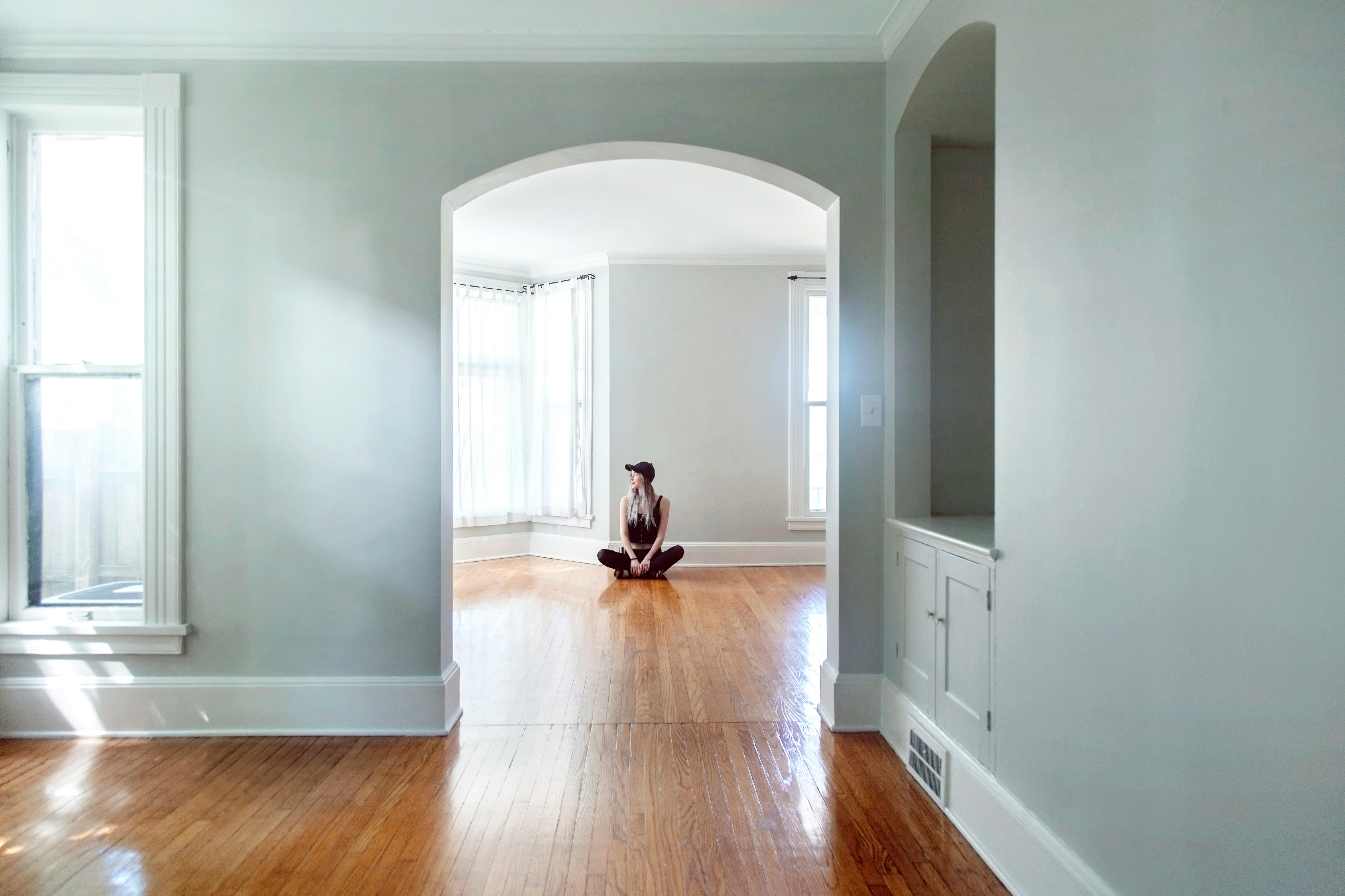 A woman in an empty house | Source: Unsplash