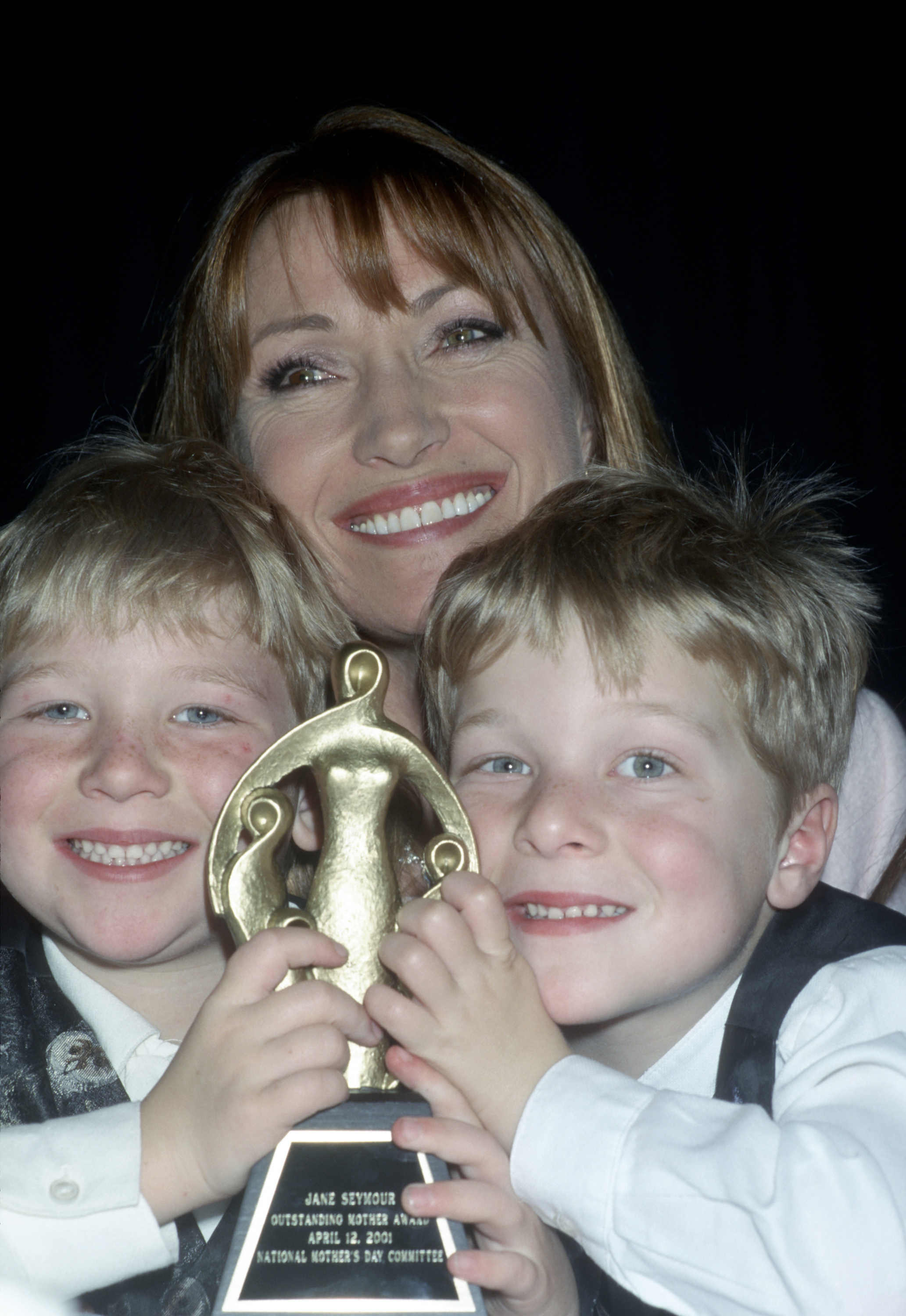 Jane Seymour with her sons John and Kristopher Keach at the 2001 Outstanding Mother Awards Luncheon. | Source: Getty Images