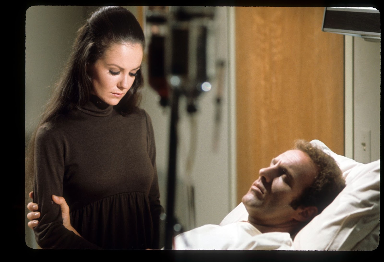 The '60s beauty icon and James Caan filming "Brian's Song" in 1971. | Source: Getty Images