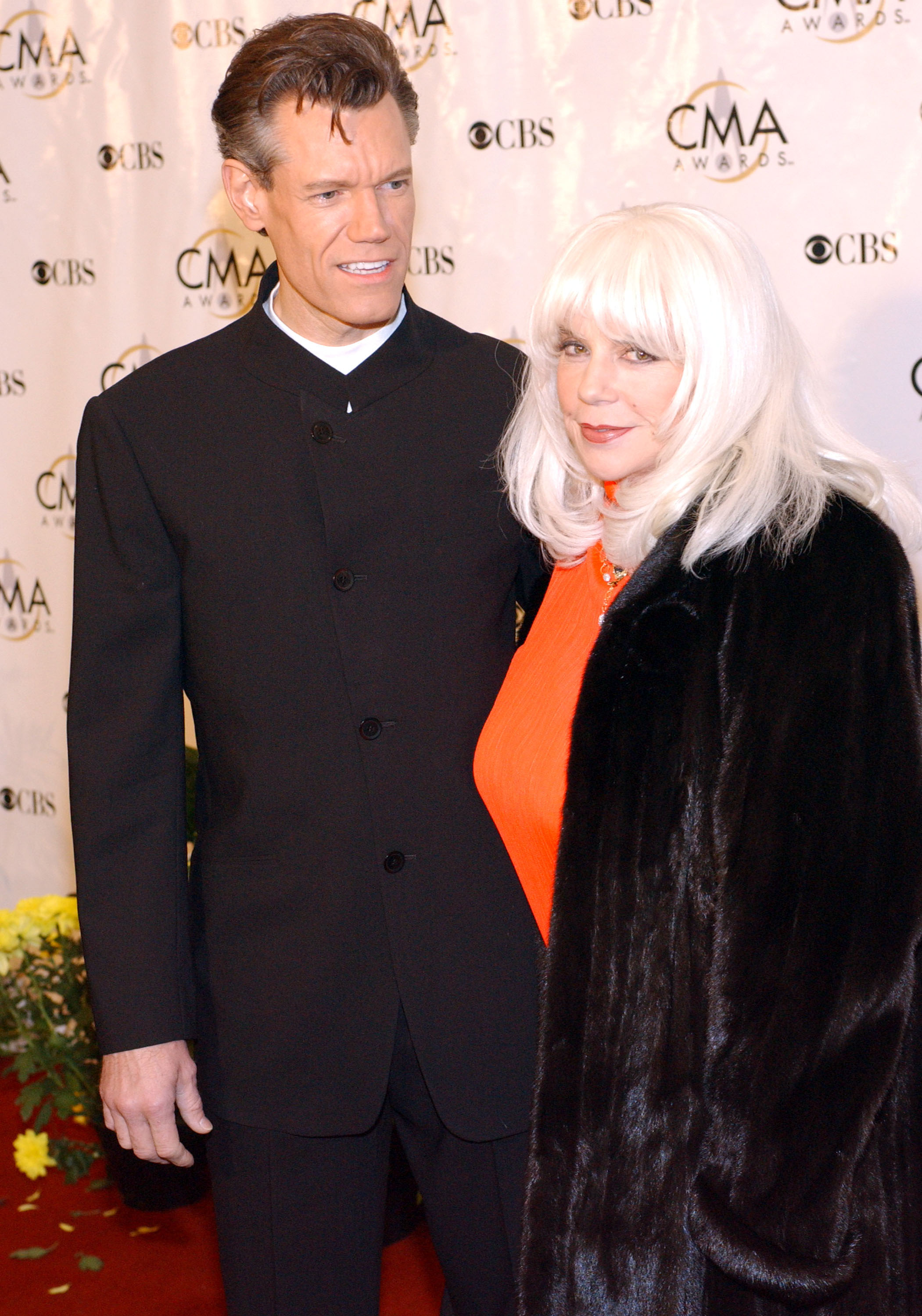 Randy Travis and Elizabeth Hatcher-Travis at the 38th Annual Country Music Awards on November 9, 2004, in Nashville, Tennessee. | Source: Getty Images