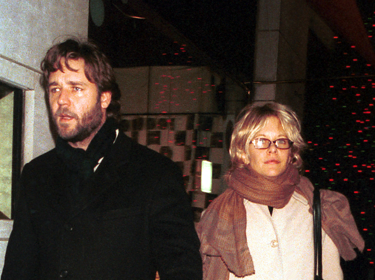 Die Schauspieler Russell Crowe und Meg Ryan gehen Hand in Hand die Madison Avenue in Manhattan entlang, 22. November 2000 | Quelle: Getty Images