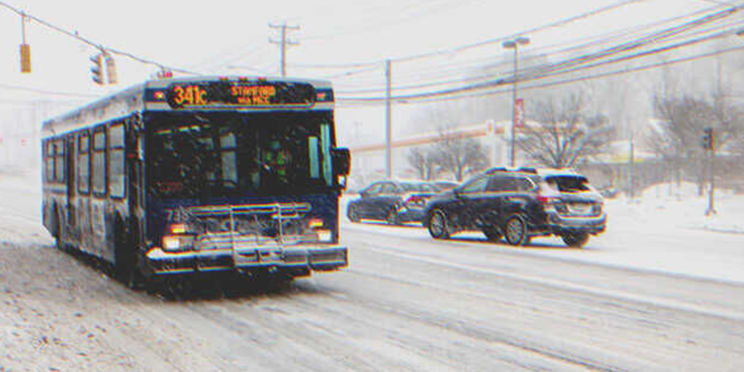 Ein Bus auf einer verschneiten Straße | Quelle: Shutterstock