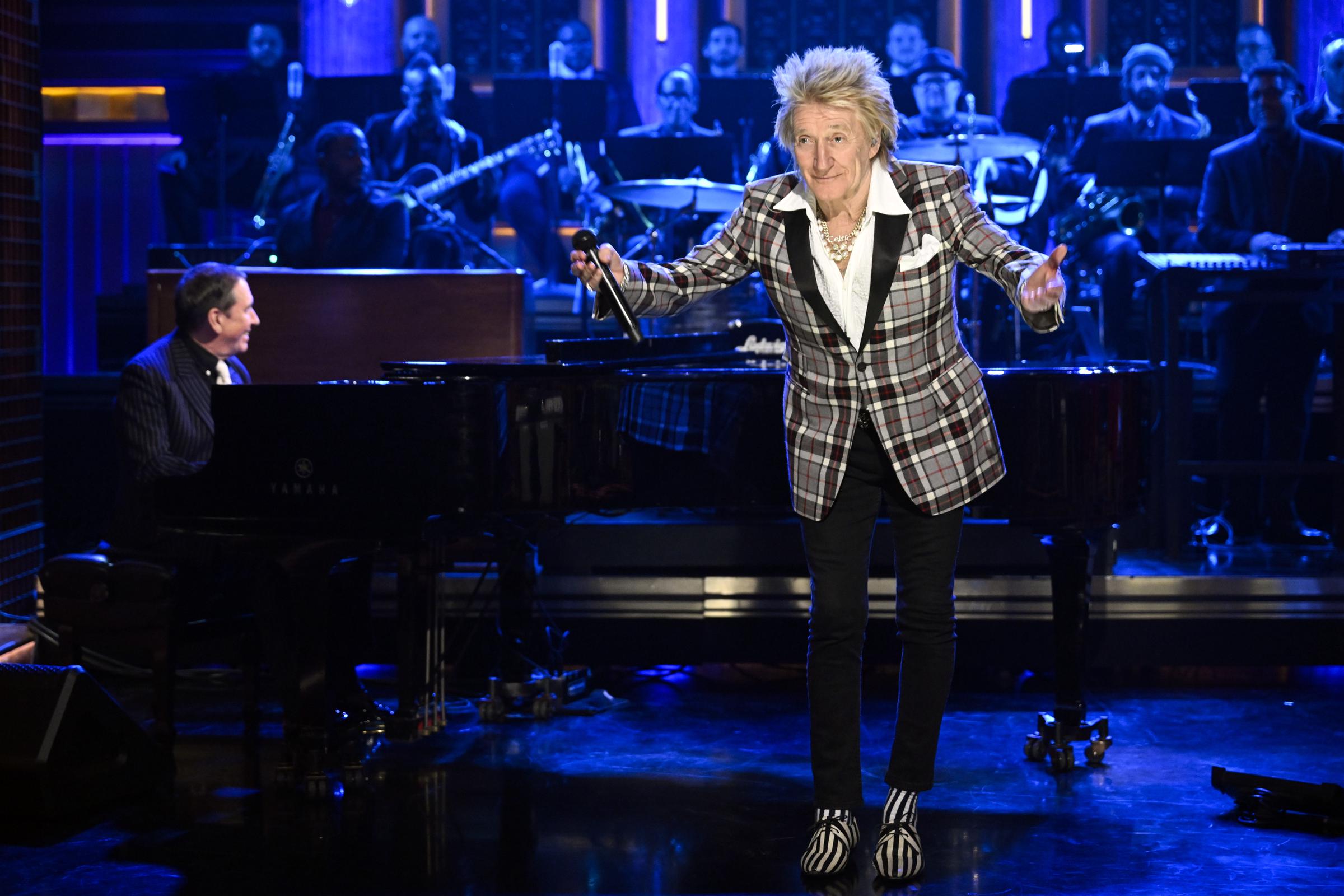 Rod Stewart performing on "The Tonight Show Starring Jimmy Fallon" on February 6, 2024. | Source: Getty Images