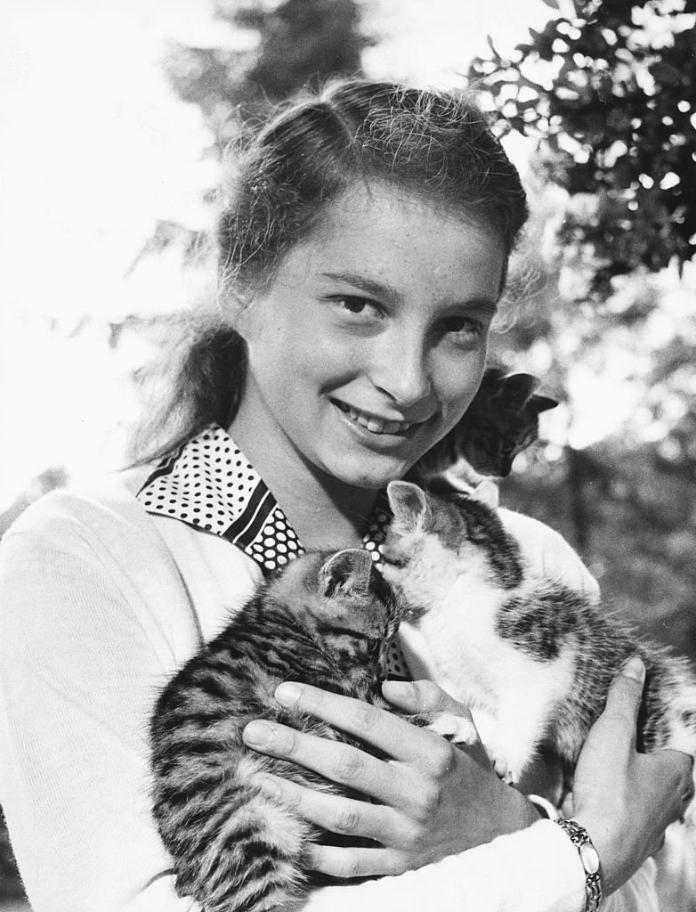 Princess Marie Cecilie of Prussia holding her two pet kittens, circa 1955 | Photo: Getty Images